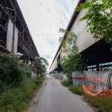 ...anche se ci basta spostarci di qualche passo per renderci conto di essere in una zona perlopi� abbandonata, formata da tre capannoni �fantasma�